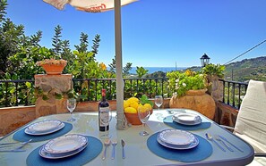 Outdoor dining - Casa Munoz Acosta in Frigiliana (Frigiliana)