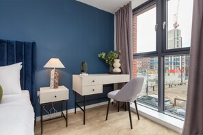 1 soverom, skrivebord og strykejern/-brett