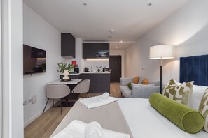 1 bedroom, desk, iron/ironing board - Sleek Manchester Studio Retreat (Manchester)