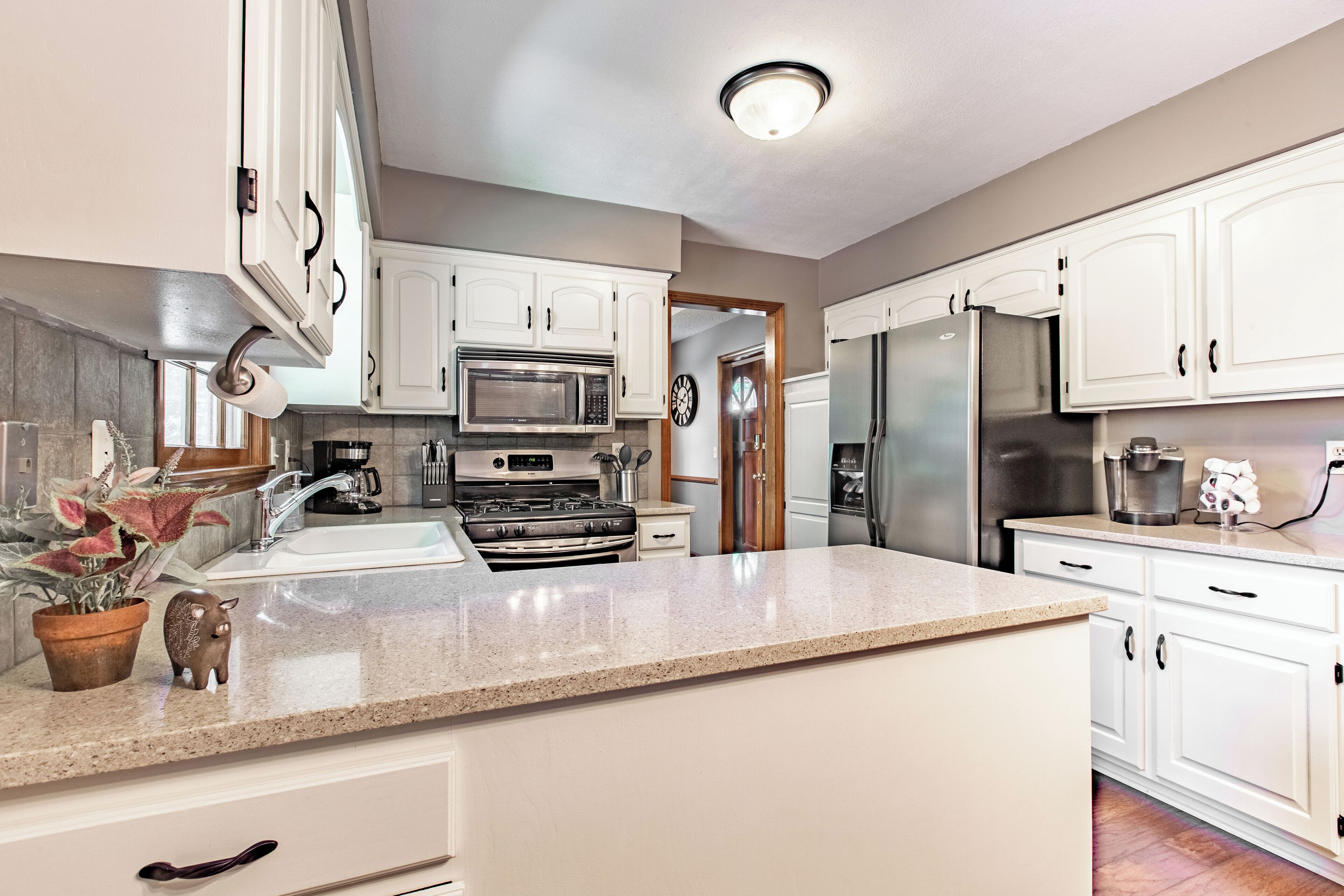 Coffee/tea maker, fridge, microwave, oven