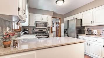 Coffee/tea maker, fridge, microwave, oven