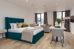 1 dormitorio, tabla de planchar con plancha, ropa de cama