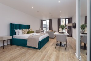 1 dormitorio, tabla de planchar con plancha, ropa de cama