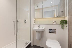 Douche, sèche-cheveux, serviettes fournies