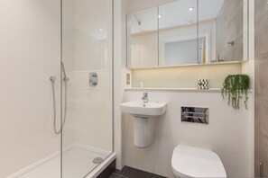 Douche, sèche-cheveux, serviettes fournies