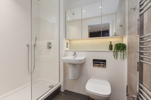 Dusche, Haartrockner, Handtücher