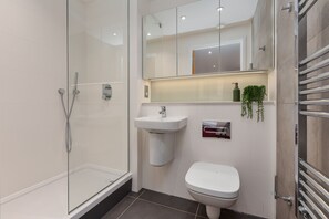 Shower, hair dryer - Spacious City Studio (Manchester)
