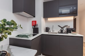 Kühlschrank, Mikrowelle, Ofen, Herdplatte