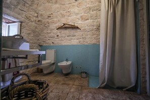 Shower, hair dryer, bidet, towels - Casedda - Borgo Terra Dei Trulli - By Apulia Hospitality (Monopoli)