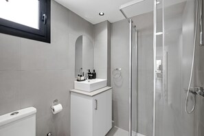 Douche, sèche-cheveux, papier toilette