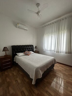 3 bedrooms, WiFi, bed sheets - Charming Refuge: Arraial House (Arraial d'Ajuda)