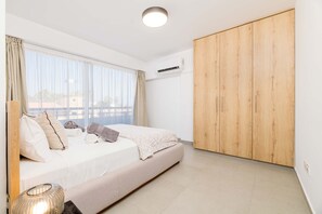 3 bedrooms, in-room safe, iron/ironing board, free WiFi - Finikoudes Marina View 102 - Charming Finikoudes Getaway (Larnaca)