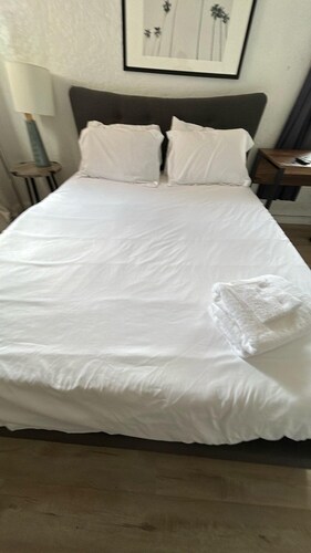 Studio perfect for couples! Near DTLA!