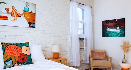 Comfy Sunlit Queen Studio! Pet friendly! Near DTLA