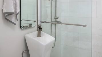 Een haardroger, handdoeken