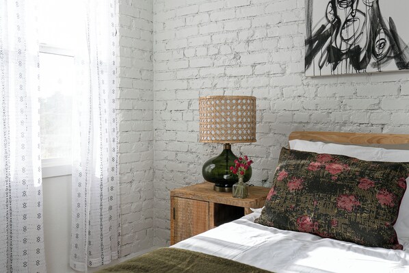 WiFi, bed sheets