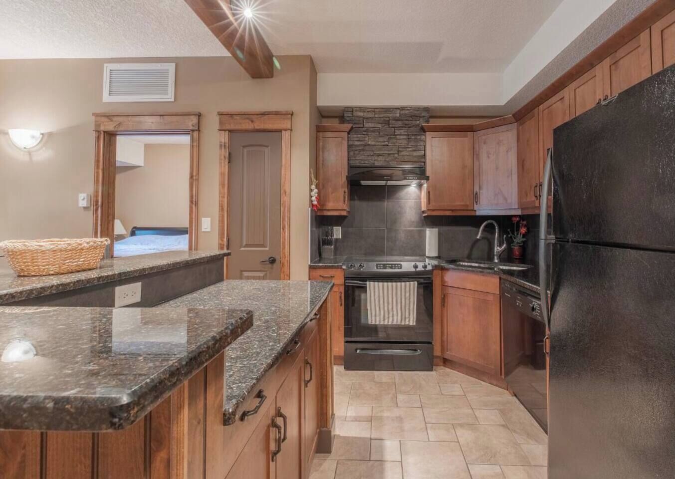 Jääkaappi, mikroaaltouuni, uuni, liesi