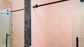 Secador de cabelo, toalhas de banho