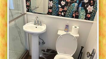 Een haardroger, handdoeken