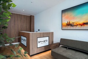 Reception - Smartr Puente de Triana (Seville)