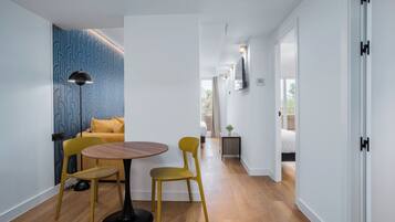 Apartamento superior | Zona de estar | Una Smart TV