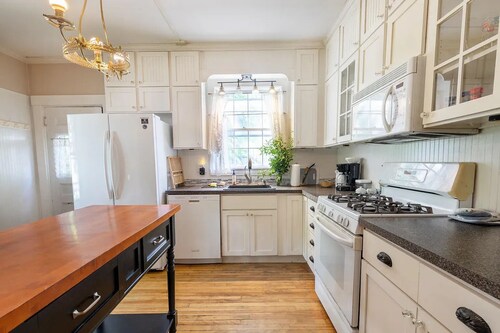 Beautiful, Cozy Victorian B & B in historic Bangor with WiFi and AC