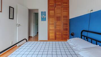 2 habitaciones, espacio para trabajar con laptop y cortinas blackout