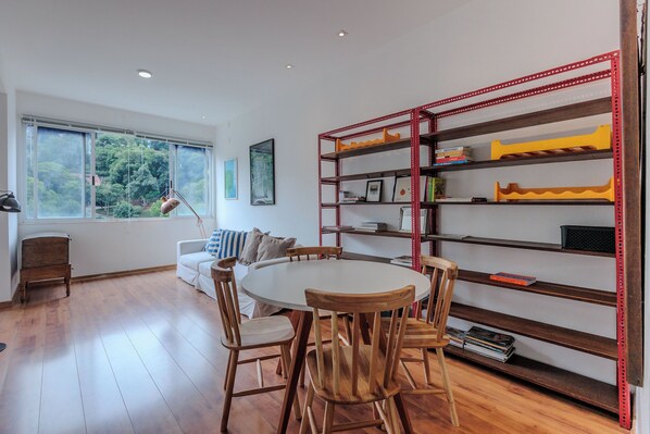 Apartamento, vistas a la montaña | Zona de estar | Una televisión de pantalla plana