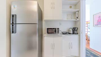 Apartment, Mountain View | Private kitchen | Full-size fridge, microwave, oven, electric kettle