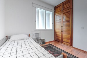 2 عدّة غرف نوم ومساحة عمل للكمبيوتر المحمول وستائر تعتيم ومكواة/لوح كي