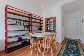 Apartment, Bergblick | Wohnbereich | Flachbildfernseher