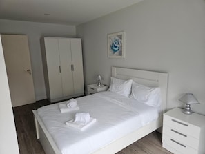 6 bedrooms, WiFi, bed sheets