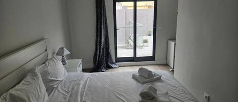 6 bedrooms, WiFi, bed sheets
