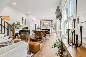 TV connectée, cheminée, espaces bureaux, imprimantes