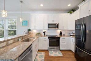 Een magnetron, een oven, een vaatwasser