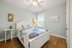 1 slaapkamer, een bureau, een strijkplank/strijkijzer, wifi