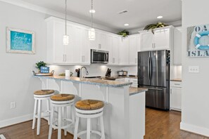 Mikrobølgeovn, ovn, oppvaskmaskin og kaffetrakter/tekoker