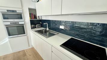 Réfrigérateur, micro-ondes, four, plaque de cuisson