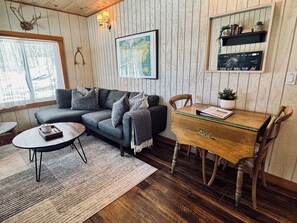 Smart TV, books, stereo - Central & Charming Huntsville Cottage Retreat- Fire Pit, WiFi, Forest Views! (Huntsville)