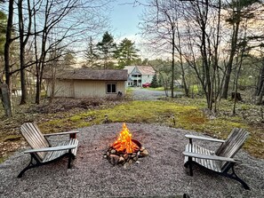 Property grounds - Central & Charming Huntsville Cottage Retreat- Fire Pit, WiFi, Forest Views! (Huntsville)