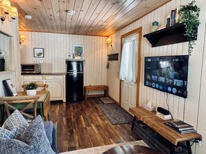 Smart-TV, Bücher, Stereoanlage