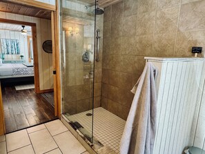 Secador de cabelo, toalhas de banho, sabonete, papel higiênico