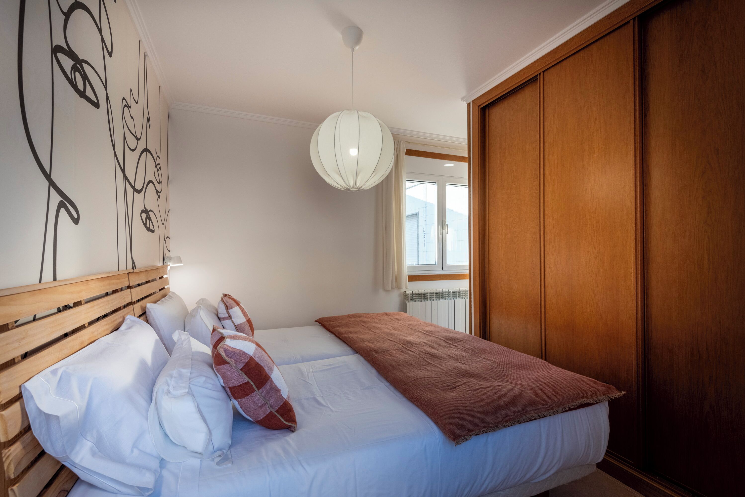 3 slaapkamers, een strijkplank/strijkijzer, reisbedje, wifi