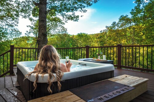 Relaxing Riverfront View+Hot Tub+Fire Table+Fast WiFi+New Kitchen