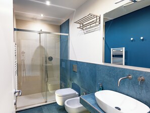 Regadera, secadora de cabello, bidet, toallas 