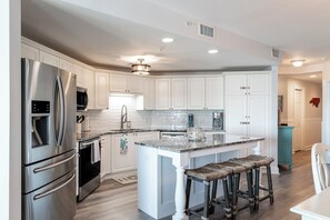 Réfrigérateur, micro-ondes, four, lave-vaisselle