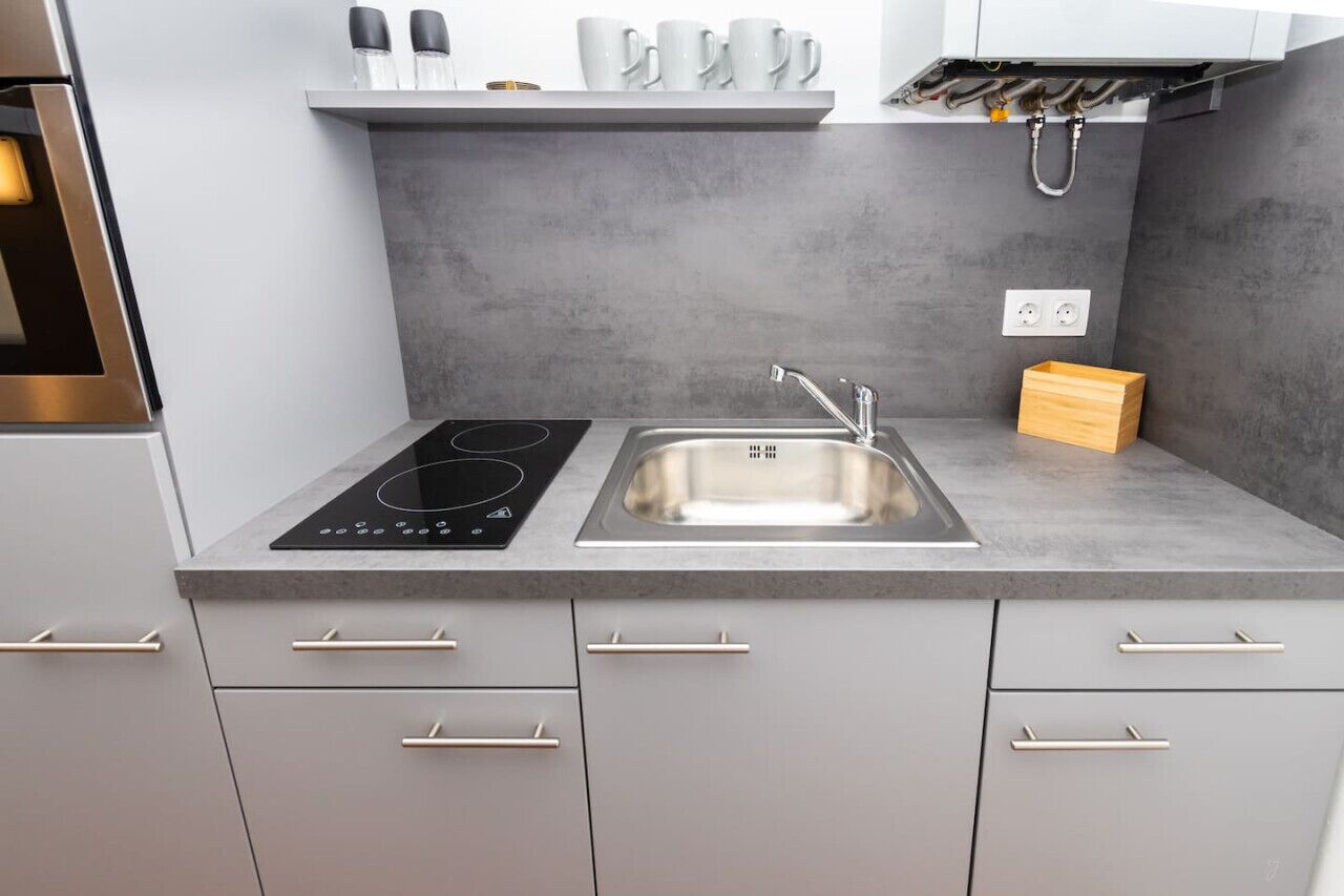 Kühlschrank, Mikrowelle, Ofen, Herdplatte