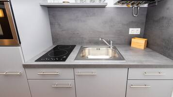 Kühlschrank, Mikrowelle, Ofen, Herdplatte