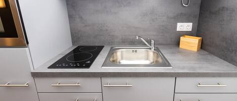 Kühlschrank, Mikrowelle, Ofen, Herdplatte