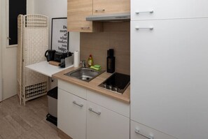 Frigorífico, cafetera o tetera y utensilios de cocina